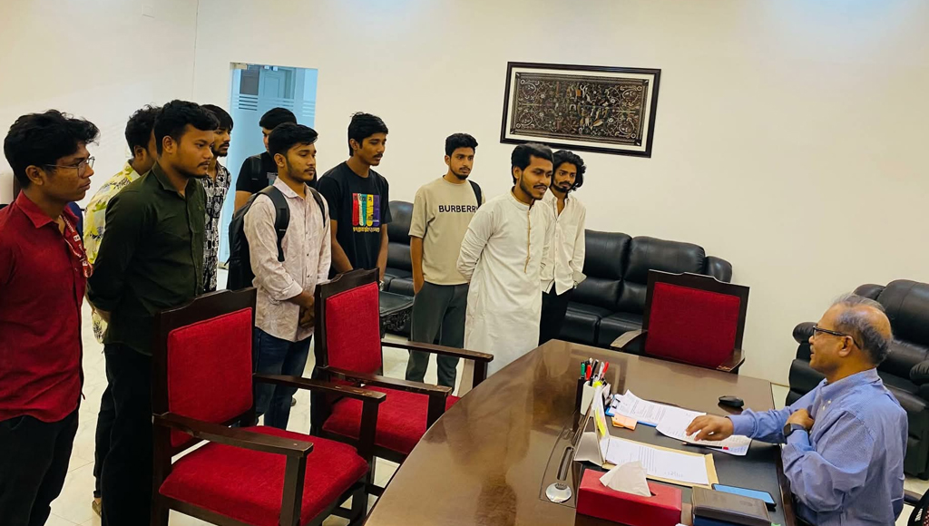 ক্যাম্পাসে মন্দির স্থাপনে উপাচার্যকে স্মারকলিপি জকসু ভিপি প্রার্থী চন্দনের