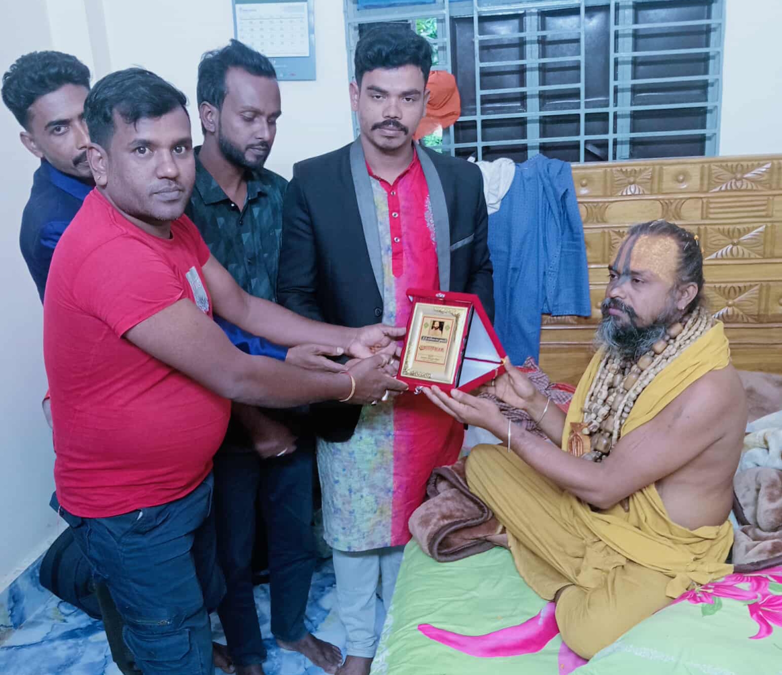 শ্রী গোপীনাথ দাস ব্রহ্মচারীর সঙ্গে সুবর্ণচর উপজেলা হিন্দু যুব পরিষদের সৌজন্য সাক্ষাৎ