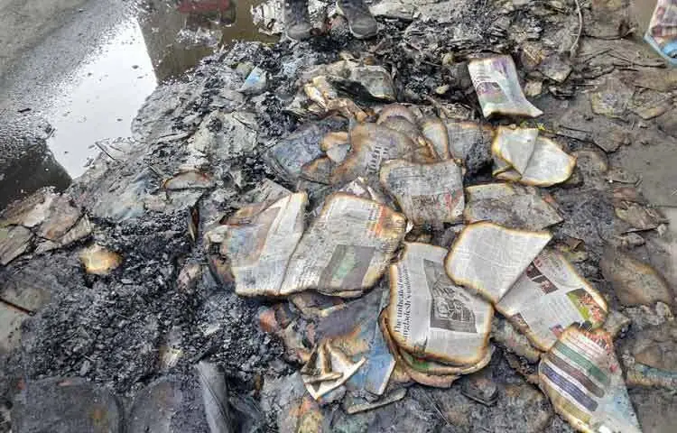 ভস্মীভূত প্রথম আলো ও ডেইলি স্টার ভবন, এখনো উড়ছে ধোঁয়া