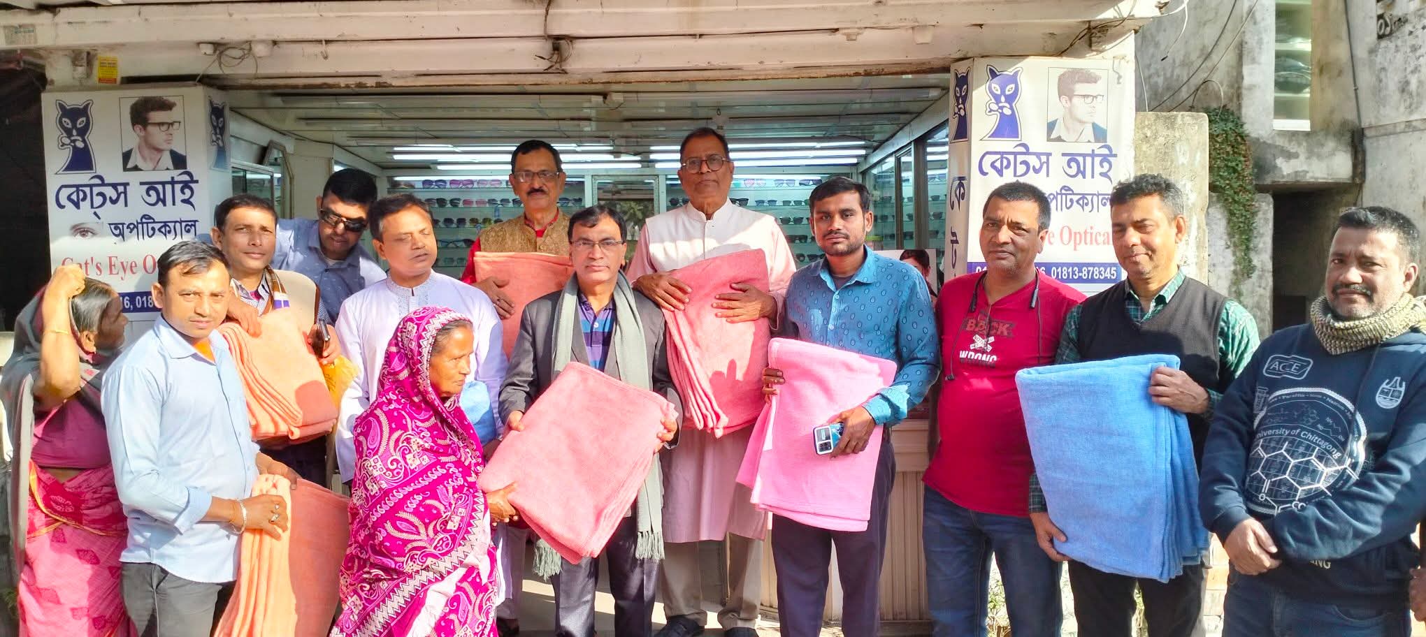 পাঞ্চজন্য গীতাপাঠক ও যন্ত্র শিল্পী সমন্বয় পরিষদ কেন্দ্রীয় কমিটির উদ্যোগে শীতবস্ত্র বিতরণ