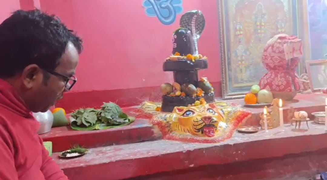 মহাশিবরাত্রি ব্রত উপলক্ষে দক্ষিণেশ্বরী কালী মন্দিরে প্রথম প্রহরে শিবস্নান ও মৃত্যুঞ্জয় যজ্ঞ