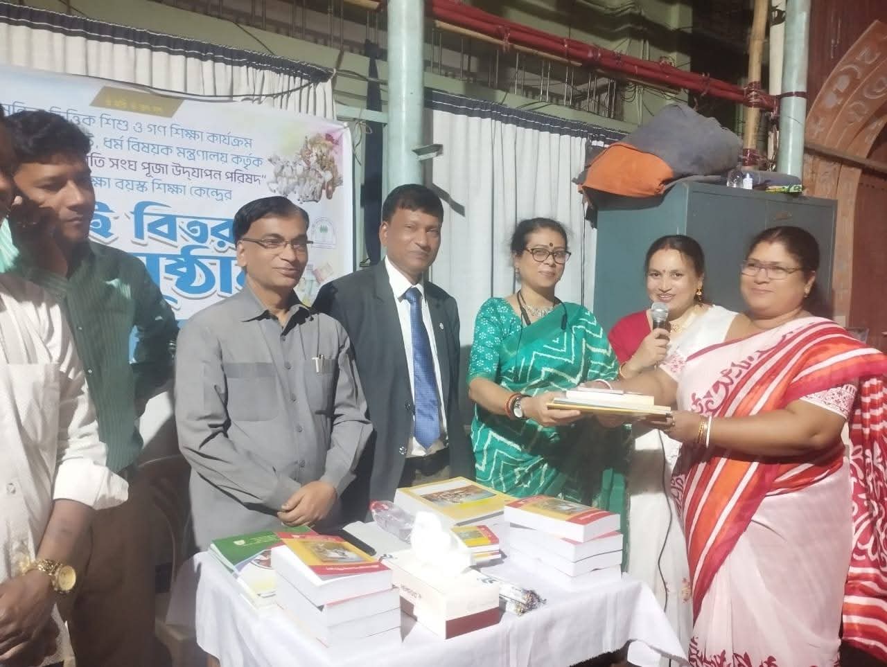প্রগতি সংঘ পূজা পরিষদ বয়স্ক শিক্ষাকেন্দ্রে বই বিতরণ
