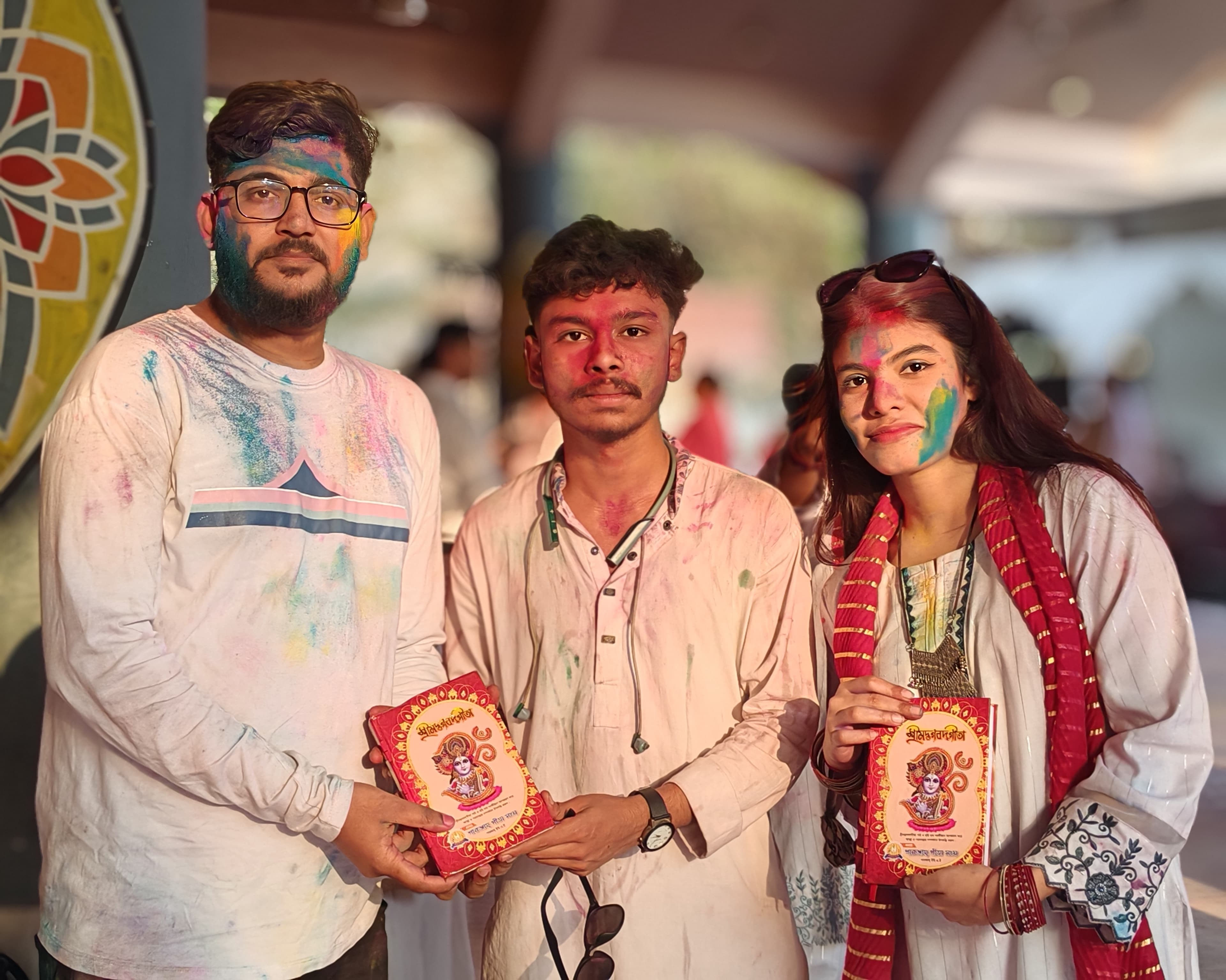 ধর্মন্তর রোধ করতে এবং ধর্মীয় শিক্ষা প্রচারে হলি উপলক্ষে রমনা কালী মন্দিরে শারজাহ্ গীতা সংঘের গীতা বিতরণ