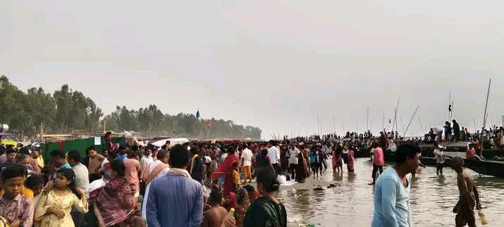 উত্তরবঙ্গের চিলমারীতে ব্রহ্মপুত্র নদে ঐতিহ্যবাহী অষ্টমী স্নান মেলা