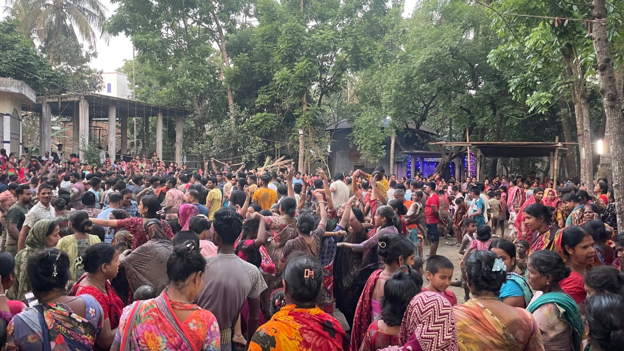 সংক্রামক রোগ থেকে সুরক্ষার প্রার্থনায় মালোপাড়ায় ৬০ বছরের ঐতিহ্যবাহী শীতলা পূজা