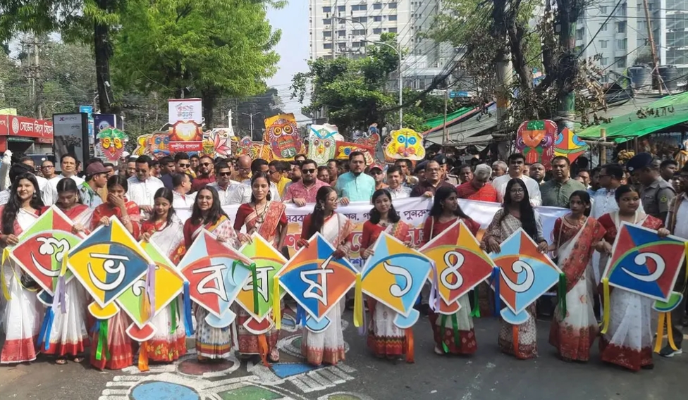 চট্টগ্রামে বর্ণাঢ্য বৈশাখী শোভাযাত্রায় বর্ষবরণ