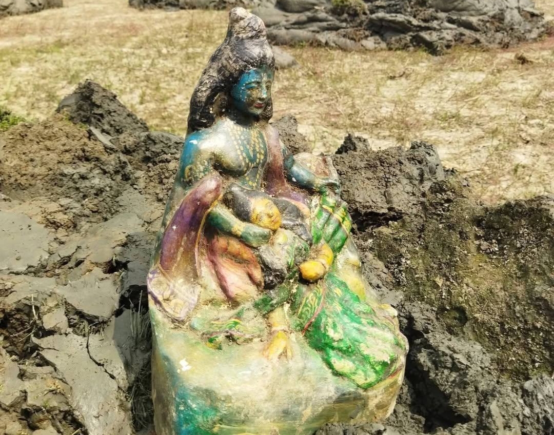 নওগাঁর মহাদেবপুরে পুকুর খননে উদ্ধার ৭ কেজি ওজনের রাধাকৃষ্ণের মূর্তি