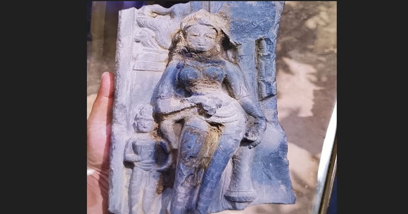 নওগাঁর মান্দায় পুকুর খননে কষ্টিপাথরের মূল্যবান মূর্তি উদ্ধার