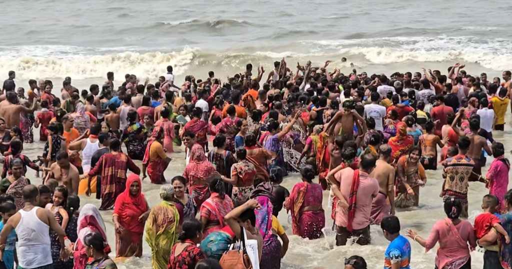 পুণ্যলাভের আশায় কুয়াকাটায় সমুদ্রস্নানে হাজারো সনাতনী ভক্তের ঢল