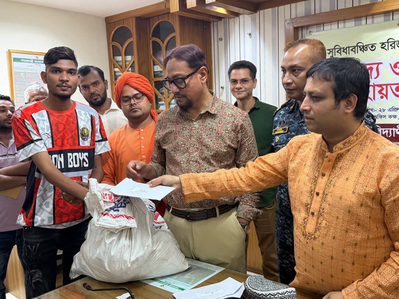 চট্টগ্রাম বান্ডেল রোড মামলার ক্ষতিগ্রস্ত ২৬ হরিজন পরিবারকে সহায়তা দিল সনাতনী বিদ্যার্থী সংসদ