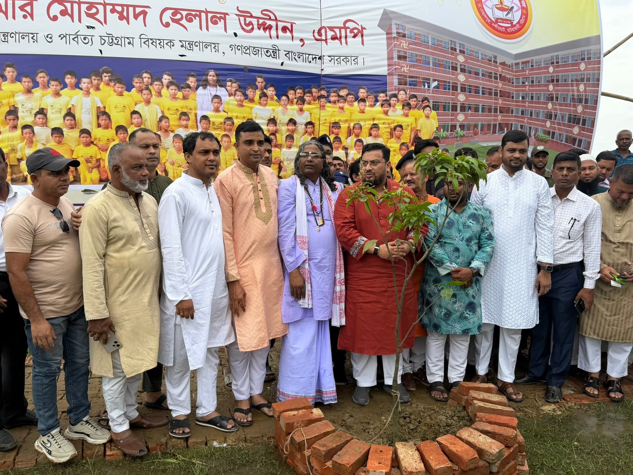 হাটহাজারীতে বাসুদেব স্কুল অ্যান্ড কলেজের নতুন ভবনের ভিত্তিপ্রস্তর স্থাপন