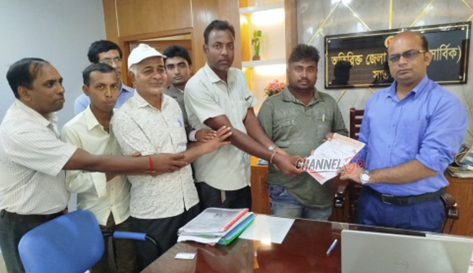 চিন্ময় কৃষ্ণ দাসসহ কারাবন্দিদের মুক্তির দাবিতে প্রধানমন্ত্রী বরাবর স্মারকলিপি