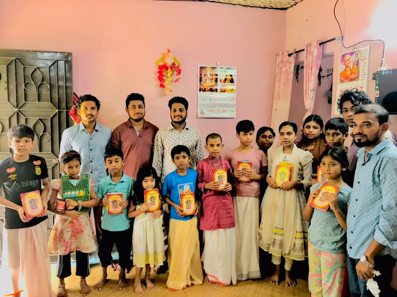 শ্রী শ্রী জ্ঞানেশ্বরী গীতা বিদ্যাপীঠে গীতা বিতরণ কর্মসূচি