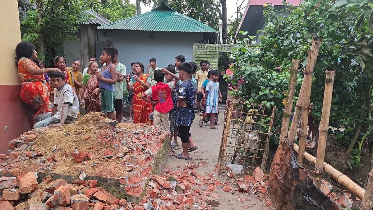 ফুলগাজীতে শতবর্ষী দোল মন্দির ভাঙচুর, প্রতিবাদে হামলায় আহত ৫