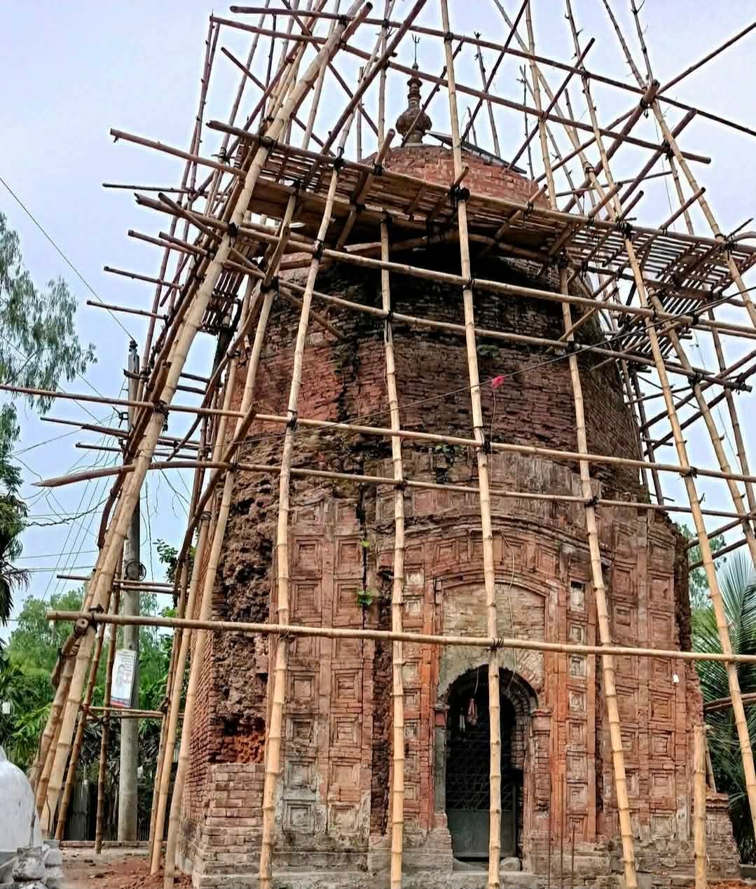 কুড়িগ্রামের ৩০০ বছরের শিবমন্দির  অযত্নে হারাচ্ছে টেরাকোটার ঐতিহ্য