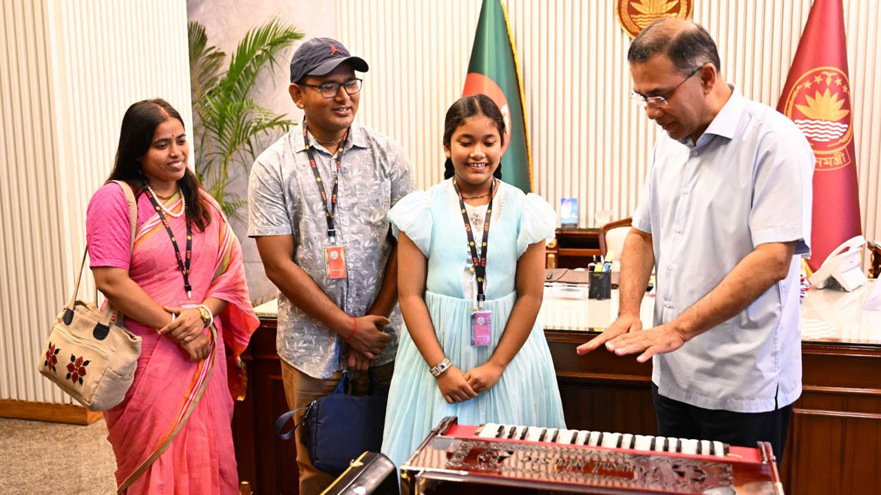 প্রধানমন্ত্রীর হাত ধরে ক্ষুদে সংগীতশিল্পী অনুশ্রী রায়ের স্বপ্নপূরণ