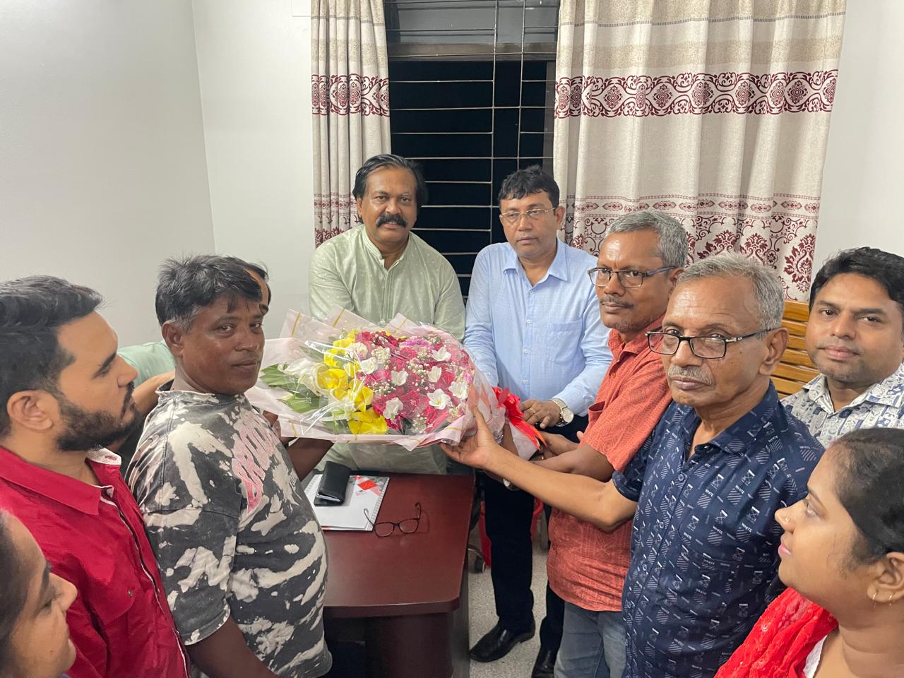 ঢাকেশ্বরী মাতৃসেবা সংঘের ফুলেল শুভেচ্ছা পেলেন মহানগর পূজা কমিটির নবনির্বাচিত সভাপতি-সম্পাদক
