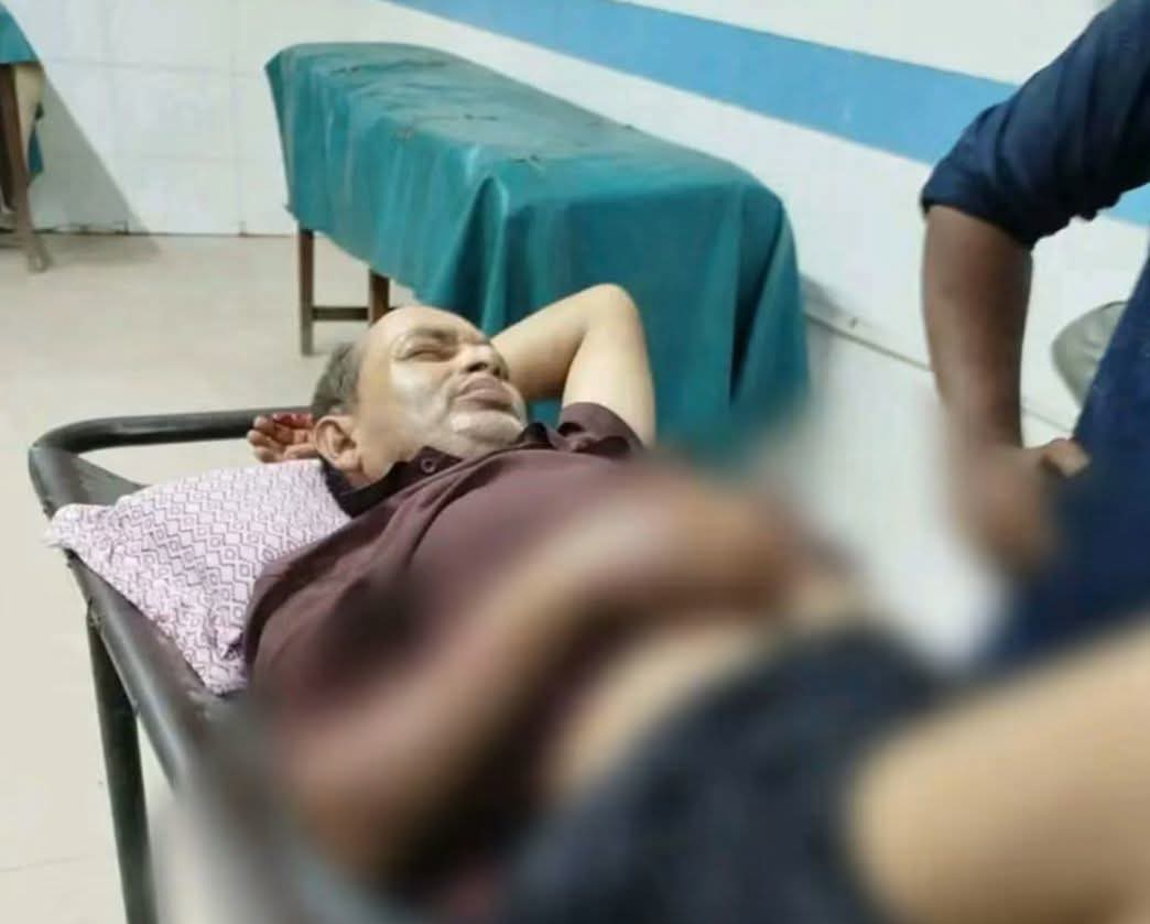 হাতুড়ি দিয়ে পিটিয়ে দলিল লেখক পঙ্কজ রায়ের দুই পা ভেঙে দিল দুর্বৃত্তরা